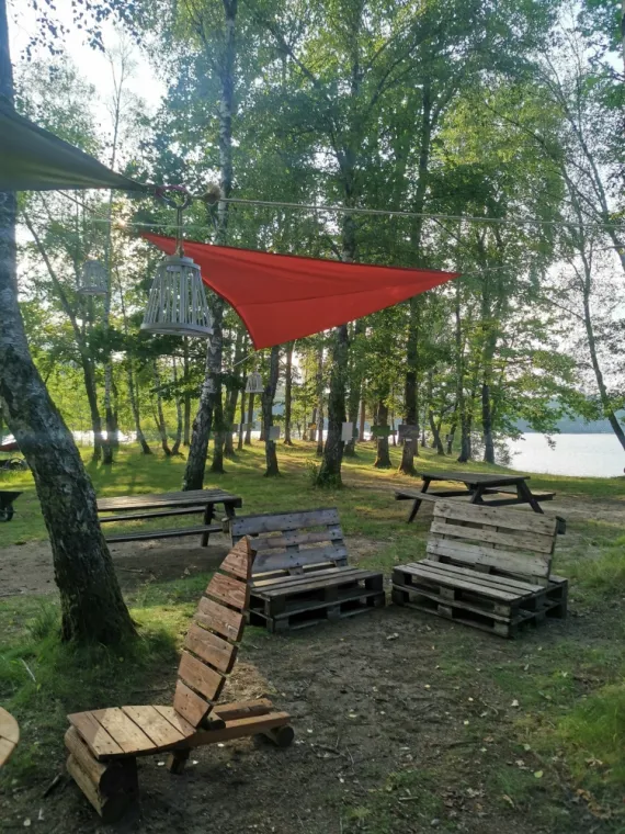 Espace détente au bords du lac de Marcillac